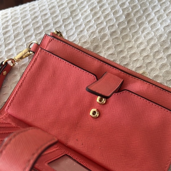 ✨Micheal Kors ✨ Authentic!!!  Coral Smartphone Wristlet! - Picture 8 of 8